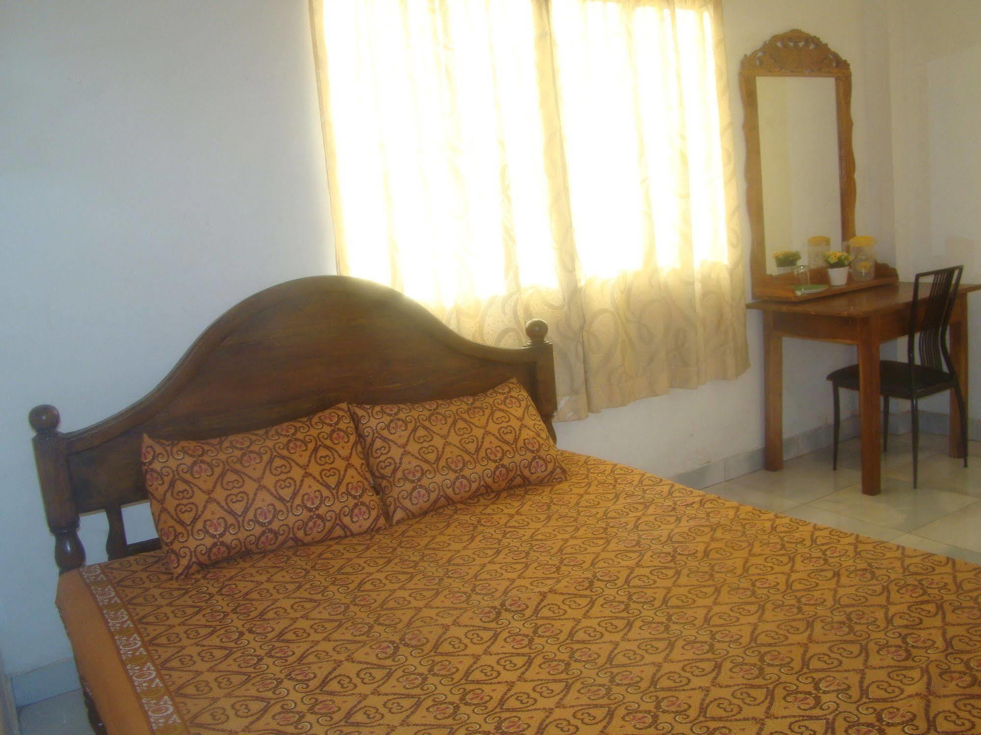 Down Town Hotel Ponnarankulama Exterior foto